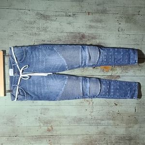 $$$ Lakenzie medium wash skinny jeans